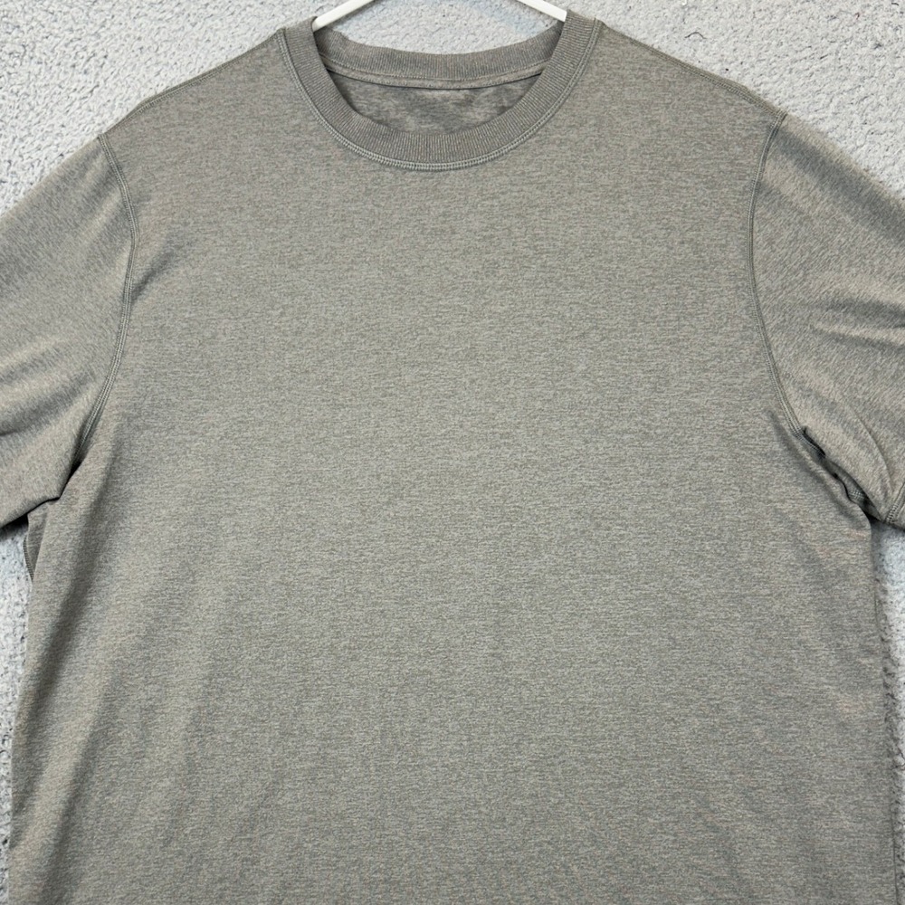 Vuori T-Shirt Mens XL Strato Tech Tee Grey Heather Crew Neck Short Sleeve Tee